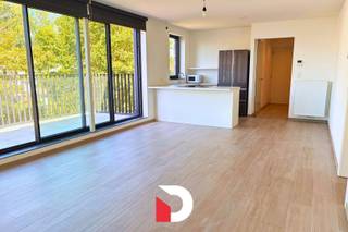 Dit aangename appartement in de Sint-Pietersgroenestraat biedt een comfortabele woonomgeving op een gunstige locatie nabij Brugge. Het appartement beschikt over twee volwaardige slaapkamers en een ruim terras.<br /><br />De ingerichte keuken is voorzien van alle nodige toestellen en sluit aan bij de leefruimte. Daarnaast beschikt het appartement over een badkamer, een apart toilet, een praktische wasberging en een afzonderlijke voorraadberging, wat zorgt voor extra comfort en bergruimte.<br /><br />Bij het gebouw is een fietsenstalling voorzien en beschikt u bovendien over een bovengrondse autostaanplaats. Dankzij de ligging nabij belangrijke invalswegen zijn omliggende gemeenten vlot bereikbaar. Ook het centrum van Brugge bevindt zich op fietsafstand. Scholen en winkels bevinden zich in de nabije omgeving, waardoor dit appartement een ideale woonplaats is voor wie comfort, bereikbaarheid en een aangename ligging wil combineren. EPC: 60 kWh/m², A label. Plan eenvoudig uw bezoek via onze website: www.delbecque.immo.