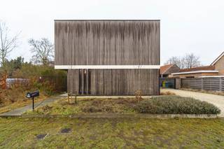 <p>In een rustige en groene omgeving in Ongelberg (Balen) vindt u deze recente open bebouwing uit 2021 op een prachtig perceel van maar liefst 1.046 m². De woning is opgetrokken in houtskeletbouw, wat zorgt voor een zeer energiezuinige en duurzame woonervaring.</p><p>Dankzij de grote leefruimte, drie slaapkamers en praktische indeling is dit een ideale gezinswoning of een interessante opportuniteit voor wie energiezuinig en rustig wil wonen.</p><p></p><p><strong>Gelijkvloers</strong></p><p>Op het gelijkvloers komt u binnen via de inkomhal met gastentoilet. De leefruimte van meer dan 46 m² vormt het hart van de woning en biedt plaats voor een gezellige zithoek, een ruime eethoek en een praktische bureauruimte met ingemaakte kasten. De open keuken met kwalitatieve Bosch-toestellen sluit hier op aan en biedt een mooi zicht op de tuin. Aansluitend vindt u een praktische berging/wasplaats met maatkasten en extra opslagruimte.</p><p></p><p>Een extra troef is de gesloten buitenruimte naast de keuken, die verwarmd kan worden met infrarood. Perfect als extra zithoek, speelruimte of om ook in de koudere maanden van het buitengevoel te genieten.</p><p></p><p><strong>Eerste verdieping</strong></p><p>Boven zijn er drie volwaardige slaapkamers (17,3 m² – 13,6 m² – 10,8 m²). De ruime badkamer beschikt over een inloopdouche, ligbad en een dubbele wastafel. Verder is er nog een aparte berging en een afzonderlijk toilet. Elke ruimte is praktisch bereikbaar via de centrale nachthal.</p><p></p><p><strong>Technische kenmerken</strong></p><p>Ook op vlak van technieken scoort deze woning uitstekend: vloerverwarming via warmtepomp, airco’s in de leefruimte en slaapkamers (verwarmen én koelen), zonnepanelen en een ventilatiesysteem type D zorgen voor een aangenaam en energiezuinig binnenklimaat.</p><p></p><p><strong>Tuin</strong></p><p>De volledig omheinde tuin biedt rust, privacy en heel wat mogelijkheden voor spelende kinderen, huisdieren of gezellige zomeravonden. Bovendien is er reeds een vergunning voorzien voor het plaatsen van een garage voor een oppervlakte van 6,2 x 9.</p><p></p><p><strong>Kenmerken</strong><br />✅ Ingebouwde kasten: bureau, berging, tv meubel en alle slaapkamers<br />✅ Rustige ligging met uitzicht op groen<br />✅ EPC A<br />✅ Volledig instapklaar<br />✅ Logische en comfortabele indeling</p>