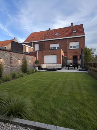 <strong>Ledegem - Ruime woning met veel mogelijkheden.</strong><br /><br />Nabij het centrum van Ledegem op een ideale locatie bevindt deze halfopen woning met veel ruimte en mogelijkheden. Het dak van de woning werd vernieuwd en geïsoleerd. Er zijn drie ruime slaapkamers en op de zolder, die te bereiken is via een vaste trap, is er een mogelijkheid tot 2 extra kamers.<br /><br /><strong>Indeling:</strong><br />Inkom, woonkamer, keuken, bijkeuken/wasplaats, berging, toilet en garage<br /><u>1ste verdieping:</u> 3 slaapkamers, dressing en badkamer<br />Ruime zolder<br />Nette droge kelder<br /><br /><strong>Troeven:</strong>
<ul><li>tuin</li><li>Goeie centrale ligging</li><li>Vernieuwd dak</li><li>Grote zolderruimte</li></ul>
Renovatieplicht<br /><br />Bouwgrond en loods kunnen apart aangekocht worden voor 260.000 onder opschortende voorwaarde. <strong>S<span><span>tedenbouwkundige aanvraag lopend</span></span></strong>