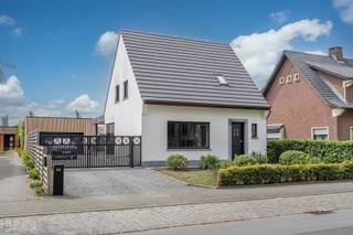 Volledig gerenoveerde woning tot in de puntjes afgewerkt met duurzame materialen. Gelegen in het centrum van Wuustwezel met alle voorzieningen...