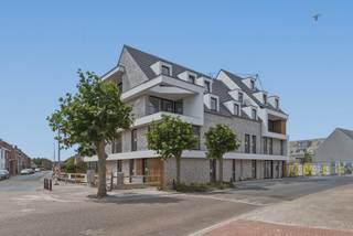 Het appartement is gelegen op de derde verdieping in Residentie Soetkin met een zongericht terras! Dit appartement heeft een bewoonbare oppervlakte van zo'n 121 m² en is ingedeeld met een lichtrijke leefruimte met open keuken keuken. Er zijn 2 ruime slaapkamers, badkamer, apart toilet en berging aanwezig. Nog een extra troef is de zolder van 49 m² die zorgt voor extra veel stockageruimte in dit appartement.<br /><br />Dit appartement staat momenteel in afwerkingsfase maar er kunnen nog bepaalde keuzes gemaakt worden zoals de keuken, vloeren, badkamer,....<br /><br />Mogelijkheid tot aankoop garage/parkeerplaats en gemeenschappelijke fietsenberging voorzien!<br />Benieuwd naar meer? Bel ons om uw bezoek ter plaatse vast te leggen!