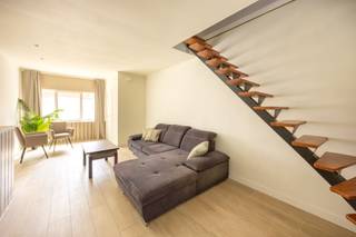 <p>LICHTRIJK WONEN MET RUIMTE VOOR EEN VOLGEND HOOFDSTUK</p><p>Achter de verzorgde bakstenen gevel van Vrijheidshoek 33 schuilt een woning die groter, lichter en veelzijdiger is dan haar gevel doet vermoeden. Circa 110 m² woonoppervlakte, twee volwaardige slaapkamers, een zolderverdieping met groeipotentieel en een centrale ligging maken dit tot een bijzonder toegankelijke woning voor starters, jonge gezinnen én investeerders.<br /><br />De woning werd grondig gerenoveerd en combineert een praktische indeling met een warme uitstraling. Verschillende lichtkoepels brengen het daglicht tot diep in de woning, terwijl de dubbele oriëntatie voor een aangename lichtinval doorheen de dag zorgt. De voorzijde is naar het zuidoosten gericht en de achterzijde naar het noordwesten, waardoor het interieur langs beide zijden natuurlijk licht ontvangt.</p><p> </p><p>Het gelijkvloers omvat circa 54 m² en vormt het kloppende hart van de woning. De leefruimte voelt comfortabel en uitnodigend aan, met voldoende plaats voor een gezellige zithoek en eettafel. </p><p>De onderhoudsvriendelijke tegelvloer met parketlook loopt als een rustige basis doorheen deze verdieping. Ze combineert de warme uitstraling van hout met het praktische comfort van een tegelvloer.</p><p>Aansluitend bevindt zich de geïnstalleerde keuken, uitgerust met een koelkast, oven, gaskookplaat, dampkap en vaatwasser. Ook de aansluiting voor de wasmachine werd hier praktisch geïntegreerd. Alles is aanwezig om meteen comfortabel te kunnen wonen, zonder eerst ingrijpende werken te moeten uitvoeren. </p><p>TWEE SLAAPKAMERS EN EXTRA POTENTIEEL</p><p>Op de bovenverdiepingen bevinden zich twee volwaardige slaapkamers en de badkamer. De badkamer geniet van natuurlijk daglicht en is ingericht met een douche, dubbele wastafel, handdoekradiator en toilet. </p><p>Een sfeervol gekleurd glasdal in de nachthal voegt een eigenzinnig detail toe en zorgt voor extra karakter en lichtbeleving. </p><p>De zolderverdieping van circa 24 m² biedt bijkomend potentieel. Afhankelijk van de eigen woonwensen kan deze ruimte worden ingericht als derde slaapkamer, thuiskantoor, hobbyruimte, speelkamer of royale dressing. Een flexibele verdieping die met de bewoners kan meegroeien en de woning net dat beetje extra geeft. </p><p>ENERGIE EN COMFORT IN EVENWICHT </p><p>Vrijheidshoek 33 behaalt een EPC-label C, met een energiescore van 219 kWh/m² per jaar. </p><p>De woning beschikt over dakisolatie, PVC-schrijnwerk en volledige dubbele beglazing. De individuele verwarming gebeurt via een condensatieketel op gas. Ook rolluiken, branddetectoren en de aanwezige nutsvoorzieningen dragen bij aan het dagelijkse wooncomfort. </p><p>De woning is bovendien fiberklaar. De vernieuwde en geïsoleerde daken bieden een goede basis voor wie in de toekomst zonnepanelen wil laten installeren. </p><p>De woning werd oorspronkelijk gebouwd in 1975 in houtskeletbouw en werd afgewerkt met een bakstenen gevel. De boom voor de woning zorgt voor een groene toets in het straatbeeld en geeft de gevel een aangenaam, beschut karakter. </p><p>CENTRAAL WONEN, VLOT VERTREKKEN </p><p>De ligging combineert een rustige woonomgeving met een bijzonder praktische bereikbaarheid. Het station en het centrum van Boom bevinden zich op wandelafstand. Winkels, dagelijkse voorzieningen en verschillende scholen zijn eveneens vlot bereikbaar. </p><p>De A12 ligt op slechts enkele minuten, waardoor Antwerpen en Brussel gemakkelijk bereikbaar zijn. Ook met het openbaar vervoer of de fiets kan men vanuit deze locatie snel alle kanten uit. Parkeren kan vlot in de onmiddellijke omgeving. </p><p>Vrijheidshoek 33 is daarmee een woning voor wie graag centraal en verbonden woont, maar thuis ook rust en geborgenheid wil ervaren. </p><p>EEN GEMEENSCHAPPELIJKE BUITENZONE </p><p>De woning beschikt niet over een privatieve tuin. De aanwezige buitenruimte maakt deel uit van een gemeenschappelijke servitudeweg. </p><p>In de praktijk wordt deze open ruimte optisch verdeeld in verschillende gebruikszones of buitenhoeken. Er zijn geen omheiningen of fysieke afscheidingen: de servitudeweg blijft één gemeenschappelijk en open geheel. </p><p>INTERESSANT VOOR EIGEN BEWONING </p><p>Door haar instapklare staat, praktische indeling en centrale ligging richt deze woning zich tot een brede doelgroep. Starters vinden hier een betaalbare eerste thuis met voldoende ruimte om te groeien. Koppels en jonge gezinnen kunnen de zolderverdieping verder afstemmen op hun woonbehoeften. </p><p> </p><p>PRAKTISCHE INFORMATIE</p><ul><li><p>Gesloten bebouwing </p></li><li><p>Bouwjaar: 1975 </p></li><li><p>Grondig gerenoveerd </p></li><li><p>Totale woonoppervlakte: circa 110 m² </p></li><li><p>Gelijkvloers: circa 54 m² </p></li><li><p>Eerste verdieping: circa 32 m² </p></li><li><p>Zolderverdieping: circa 24 m² </p></li><li><p>Twee volwaardige slaapkamers </p></li><li><p>Potentieel voor een derde slaapkamer of bureau </p></li><li><p>Badkamer met daglicht, douche, dubbele wastafel en toilet </p></li><li><p>Geïnstalleerde keuken </p></li><li><p>EPC-label C</p></li><li><p>Energiescore: 219 kWh/m² per jaar</p></li><li><p>Individuele condensatieketel op gas</p></li><li><p>Dakisolatie </p></li><li><p>PVC-schrijnwerk met dubbele beglazing </p></li><li><p>Rolluiken en fiberklaar </p></li><li><p>Geen privatieve tuin </p></li><li><p>Gemeenschappelijke servitudeweg</p></li><li><p>Buitenruimte optisch verdeeld zonder omheining </p></li><li><p>Elektrische installatie niet conform </p></li><li><p>G-score: B – P-score: B </p></li><li><p>Geen voorkooprecht<br /> </p></li></ul><p>Deze woning wordt aangeboden met een verkoopprijs van € 230.000.</p><p>Elk bezoek wordt individueel ingepland, zodat u de woning rustig kunt ontdekken en al uw vragen persoonlijk kunt bespreken. Plan uw 1-op-1-bezoek door een e-mail te sturen naar info@immoley.be.</p><p>Misschien wordt Vrijheidshoek 33 wel de plek waar uw volgende hoofdstuk begint.</p><p>Immo LEY – Creators of Happiness</p>