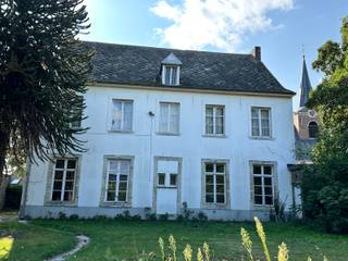 <span>In de schaduw van de kerktoren bevindt zich deze mooie historische idyllische unieke pastorie. <br />Het pand heeft een symmetrische indeling en er zijn heel wat functies mogelijk. Op deze locatie zou een horeca uitbating best kunnen.<br />In de voortuin van de pastorie staat een uitzonderlijke Japanse notenboom (Ginkgo biloba), die vermoedelijk werd aangeplant rond 1752 en sinds 2000 beschermd is als monument. Met een hoogte van 25 meter en een stamomtrek van 5,20 meter behoort dit vrouwelijke exemplaar tot de oudste en indrukwekkendste ginkgo’s van België.<br />Onroerend Erfgoed Beheersplan (2022)<br />Het beheersplan 'Geetbets - Sint-Petrus en Sint-Pauluskerk met kerkhof, pastorie en pastorietuin' legt richtlijnen vast voor het onderhoud en beheer van de gebouwen en de tuin en bestaat uit bijlagen te consulteren op COVAST.BE<br />Bijzondere verkoopvoorwaarden<br />De verkoop behelst enkel de gebouwen van de pastorie lot 1 en tuinzone achteraan lot 2. De voortuin met de beschermde boom blijven eigendom van de gemeente. De toegankelijkheid naar de achterliggende parkzone dient gevrijwaard te blijven.<br />De beschermde boom rechts vooraan op het perceel 178E blijft eigendom en onder beheer van de gemeente.<br />Meer informatie op aanvraag Immo Mestdagh en documenten verkoopdossier te downloaden op COVAST.BE<br /></span>