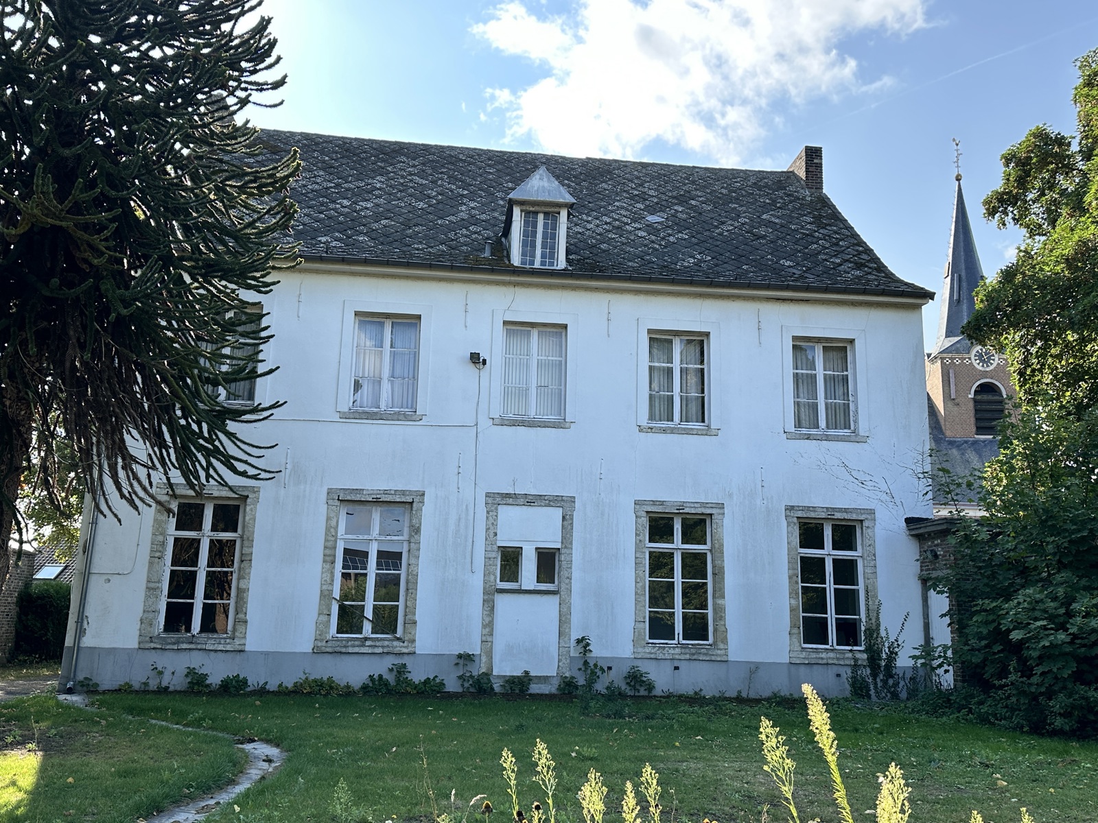 In de schaduw van de kerktoren bevindt zich deze mooie historische idyllische unieke pastorie. - foto 1