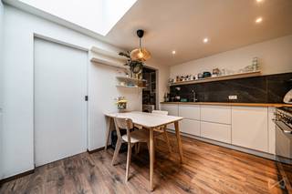 AUDERGHEM – We Invest biedt u dit charmante huis met 2 slaapkamers van 135 m² aan. Het huis is ideaal gelegen in de buurt van de prachtige wijk Rouge-Cloître, het openbaar vervoer, de grote snelwegen en alle voorzieningen, en ligt bovendien op slechts 2 minuten van het Zoniënwoud. Zo kunt u direct vanuit uw huis genieten van prachtige wandelingen midden in de natuur.<br />De woning bestaat uit een woonkamer, een eetkamer en een keuken op de begane grond, met de mogelijkheid voor 2 slaapkamers op de eerste verdieping, evenals een derde slaapkamer en een inrichtbare mezzanine op de bovenste verdieping. De gevel staat vermeld op de monumentenlijst, wat deze woning een uniek karakter en charme geeft.<br />Elektriciteitscertificaat niet conform<br />EPB: E-<br />Een prachtige kans die u niet mag missen!<br />Een woning die u onmiddellijk moet bezoeken!<br />Info en bezichtigingen: +32 2 315 51 71<br />Meer exclusieve aanbiedingen op: www.weinvest.be