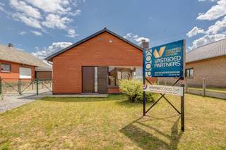 Charmante laagbouwwoning met 3 slaapkamers en ruime tuin<br /><br />Op zoek naar een gezellige woning met alle comfort op één niveau? Deze laagbouwwoning met 2 slaapkamers en een grote tuin is precies wat u zoekt!<br /><br />Beschrijving:<br /><br />Deze woning is gelegen in een rustige, kindvriendelijke buurt en beschikt over een praktische indeling met veel natuurlijk licht. U betreedt de woning via de inkomhal, die toegang geeft tot de lichte woonkamer grenzend aan de keuken . <br /><br />De woning beschikt over drie slaapkamers , badkamer met bad en een apart toilet. Alles bevindt zich op het gelijkvloers – ideaal voor wie toekomstgericht denkt of minder mobiel is.<br /><br />De grote tuin is een echte troef: volledig omheind, met voldoende plaats voor kinderen om te spelen, een moestuin aan te leggen of simpelweg te genieten van rust en privacy. Dankzij de oriëntatie geniet u hier van zon en groen, het hele jaar door.<br /><br />Troeven:<br />- laagbouwwoning (alles op het gelijkvloers)<br />- Slaapkamers: 2<br />- Tuin: zeer ruime, zonnige tuin <br />- EPC: D – dus geen renovatieverplichting<br />- Ligging: rustige, kindvriendelijke buurt met vlotte bereikbaarheid