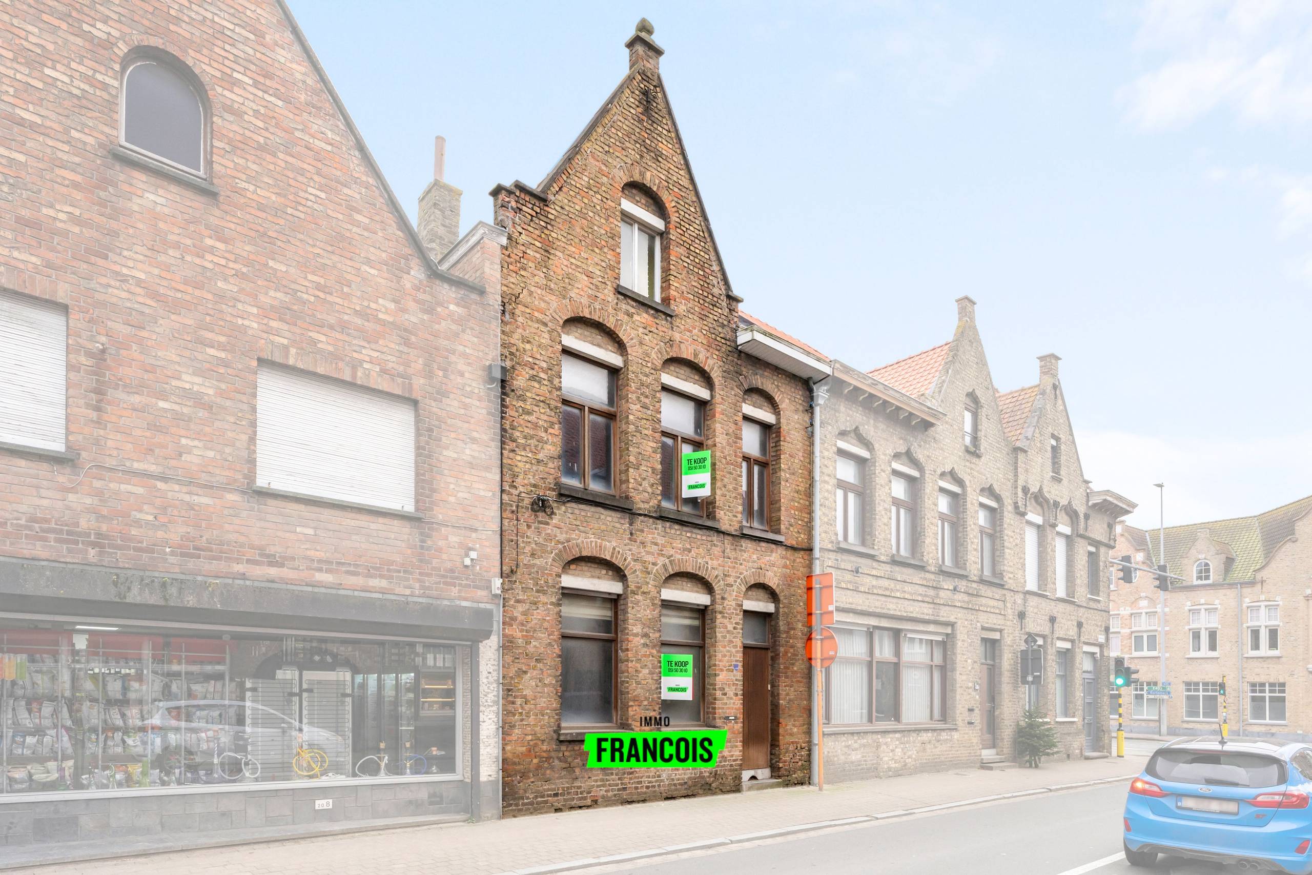 Te renoveren woning met werkplaats en aanpalende garage in centrum Diksmuide te koop - foto 1