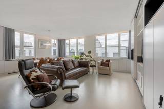 Ontdek dit prachtig gerenoveerde duplex appartement, gelegen op de bovenste verdieping van een modern gebouw. Hier geniet u in alle rust en...