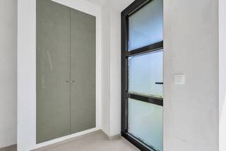 <p>Op een rustige locatie in Heldergem, bevindt zich deze<strong> nieuwbouw open bebouwing </strong>op een onderhoudsvriendelijk perceel. De woning omvat op het gelijkvloers een ruime inkomhal met apart toilet, dat uitgeeft op de <strong>ruime eet- en leefruimte</strong>. De keuken dient zelf geplaatst te worden door de kandidaat-koper. Aansluitend aan de keuken is er een ruime bergruimte aanwezig (met aansluiting voor wasmachine). Op de eerste verdieping zijn er <strong>drie ruime slaapkamers voorzien (met airco - warmen en koelen)</strong>, alsook een badkamer met bad, douche en aansluiting voor een dubbele spoelbak. Op deze verdieping vinden we ook nog een apart toilet terug. Achteraan het perceel is er een <strong>ruime garage </strong>aanwezig en nog een extra bergruimte. Nieuwbouw - Toplocatie - <strong>Zonnepanelen </strong>- Warmtepomp - <strong>Vloerverwarming</strong>- Airco! *Prijs vermeld in de advertentie betreft prijs excl. BTW en kosten.</p>