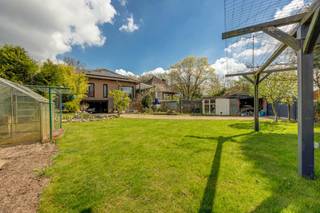 <p>Deze veelzijdige gelijkvloerse woning in Grobbendonk biedt een ideale combinatie van comfortabel wonen en professionele mogelijkheden (praktijk, opslag,...). De woning is volledig onderkelderd en biedt een grote garage (37m²), een wellnessgedeelte met infraroodcabine, sauna, douche en lavabo.<br /><br />Inkomhal met gastentoilet, een bureauruimte en de eerste slaapkamer, die perfect kunnen worden ingericht als wachtkamer en praktijkruimte voor een zelfstandige activiteit. Vanuit deze slaapkamer (12m²) geeft een vlizotrap toegang tot de grote bergzolder (144m²).</p>
<p>De woonkamer (36m²) op tegelvloer is uitgerust met airco en een recente pelletkachel (2024). Aansluitend bevindt zich de volledig ingerichte keuken (16m²) met granieten werkblad, inductiekookplaat, dampkap, microgolfoven, vaatwasser en heteluchtoven. Vanuit de keuken komt u in de lichtrijke ontbijthoek, eveneens voorzien van airco.</p>
<p>De nachthal leidt naar twee slaapkamers (16m² / 13m²) op laminaatvloer, waarvan één met airco, en naar de badkamer (2019) met inloopdouche, lavabo in meubel, toilet, handdoekdroger en airco.</p>
<p>Volledig omheinde tuin met overdekt terras, elektrische toegangspoort (2018) met inrit via achtergelegen straat, vijver, serre en tuinhuis. De regenwaterrecuperatie van 9.000 liter (2018), aangesloten op de wasmachine, toiletten en tuinsproeiers, draagt bij aan duurzaam en efficiënt wonen.</p>
<p>Gelegen nabij oprit E313, winkels, scholen, openbaar vervoer en andere voorzieningen. Dankzij de centrale ligging combineert dit eigendom residentieel comfort met commerciële mogelijkheden, ideaal voor wie wonen en werken wil combineren.</p>
<span>Extra:<br /></span>* 32 zonnepanelen 2018<br />* Elektriciteit conform<br />* Airco (4 units) 2018<br />* Warmtepomp<br />* Regenwaterrecuperatie<br />* Infraroodcabine en sauna<br />* Volledig onderkelderd 144m² incl garage<br />* Nieuwe CV op gas (momenteel afgekoppeld wegens warmtepomp)<br />* Rolluiken<br />* Geboorde waterput<br /><br />Stedenbouwkundig uittreksel in aanvraag.