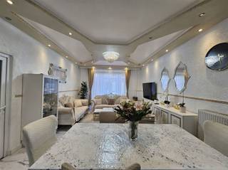 IN OPTIE! Woning met 3 slpks en veranda De woning is zeer centraal gelegen en nabij winkels, openbaar vervoer, scholen, Bisschoppenhof park en...