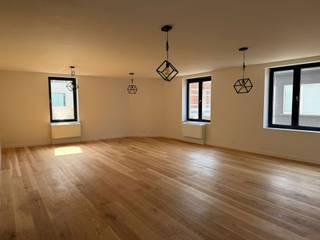 Volledig vernieuwd appartement op de 1ste verdieping. 
Het appartement beschikt over een ruime woonkamer, geïnstalleerde keuken, terras, badkamer en 3 slaapkamers.

Maandelijkse kosten: €20 
Huurwaarborg: €3.450 
Meer info of interesse? Gelieve te mailen naar info@bregotrust.be
