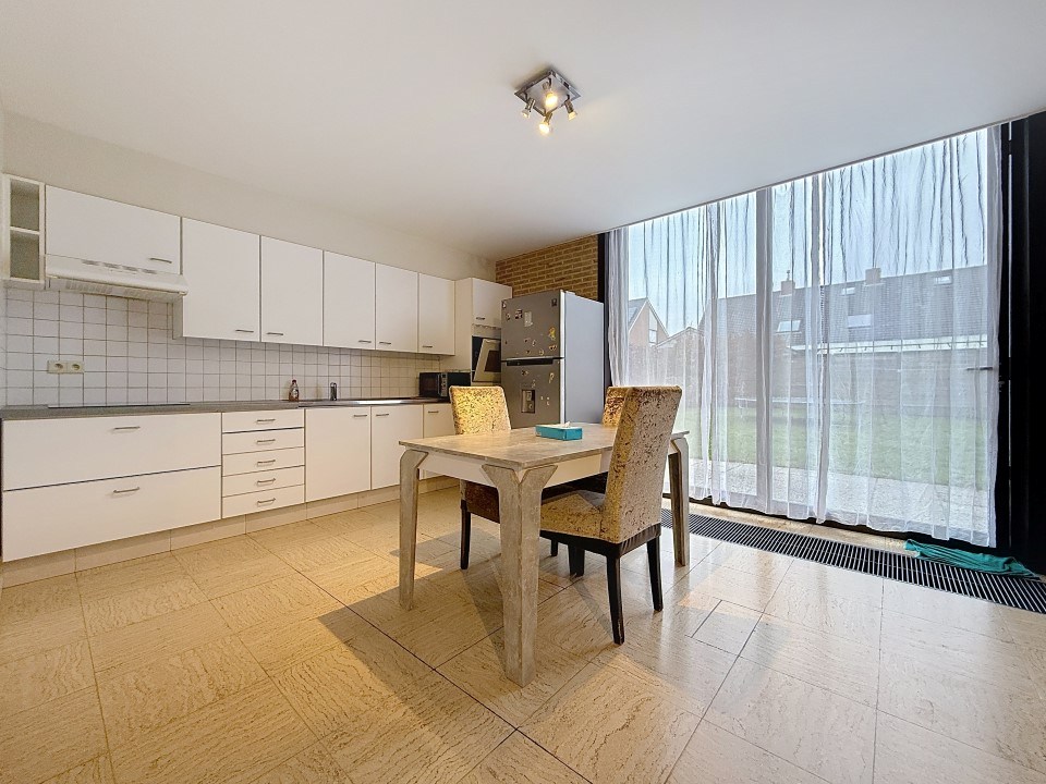 Centraal gelegen gelijkvloers appartement met tuin en garage - foto 3