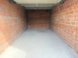 <span>Garagebox (G53) in goede staat, deel uitmakende van een garagecomplex nabij het centrum van Merksem. De garage heeft een oppervlakte van ca. 17m² en is voorzien van een kantelpoort. Zij heeft een lengte van 6,4m en een breedte van 2,7m. Ideaal als (extra) autogarage of bergplaats. </span>