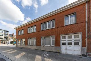 Dit pand, gelegen op de hoek van de Markt en de Onderstraat, geniet van een uitstekende zichtbaarheid in het centrum van Gavere.<br /><br />Het gelijkvloers omvat een handelsruimte en de verdiepingen zijn ingericht als woongelegenheid. Met een gevelbreedte van ca. 9 meter aan de Markt en een zijdelingse gevel van ca. 20 meter langs de Onderstraat beschikt deze eigendom over een opvallende commerciële uitstraling.<br /><br />Een interessante eigendom voor wie wonen en werken wil combineren op een centrale en goed zichtbare locatie.