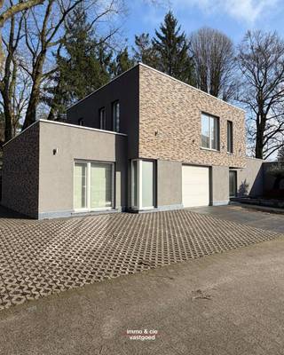 Deze residentieel gelegen nieuwbouwvilla op de Heide van Waasmunster is een echte parel!Het gelijkvloers heeft een prachtig ingerichte keuken, ruime...