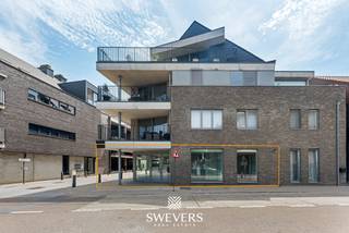 Voor meer info en foto’s, surf naar www.swevers.be – Op zoek naar een instapklaar handelspand op een centrale locatie in Halen? Aan de Koepoortstraat 9 vind je deze verzorgde commerciële ruimte van 104 m², gelegen op het gelijkvloers van een appartementsgebouw. Dankzij de praktische indeling is het pand geschikt voor onder meer een kantoor, praktijk of retailconcept.<br />Het handelspand werd gebouwd in 2013 en beschikt over een aangename wachtzaal met receptie, drie afzonderlijke bureaus/praktijkruimtes en een praktische berging of archiefruimte. Zo zijn ontvangst, werkplekken en opslag duidelijk van elkaar gescheiden en kan de ruimte efficiënt worden georganiseerd.<br />Een bijkomende troef is de rechtstreeks bereikbare kelderberging van 17,46 m², ideaal voor archief, voorraad of materiaal. Optioneel kan een garage naast de kelderberging worden aangekocht voor € 35.000. Ook technisch is het pand praktisch uitgerust met een alarmsysteem en mechanische ventilatie. De centrale ligging maakt het geheel extra interessant: openbaar vervoer, winkels, restaurants en ontspanning bevinden zich op slechts 50 meter. Scholen liggen op circa 350 meter en de snelwegen op 2,8 km. Een veelzijdige, instapklare commerciële ruimte met een doordachte indeling in het centrum van Halen. Voor meer informatie, bel 011 255 155. Bron bewoonbare oppervlakte: EPC – verslag.