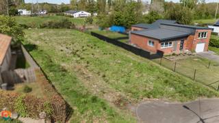 Op een uitstekende locatie in een groene omgeving te Putte bevindt zich deze bouwgrond voor open bebouwing op een perceel van 1495 m². U bevindt zich hier tussen de dorpskernen van Putte en Grasheide en geniet van een uitstekende bereikbaarheid nabij scholen, winkels, het openbaar vervoer en belangrijke invalswegen. <br /><br />Deze bouwgrond biedt tal van stedenbouwkundige mogelijkheden. De render geeft een weergave van een mogelijke woning volgens de geldende bouwvoorschriften conform de verkaveling.<br /><br />- Bouwgrond voor open bebouwing<br />- Enkel eengezinswoning (met inbegrip van zorgwoning toegelaten)<br />- Functies complementair aan het wonen, zoals kantoorfunctie, vrij beroep, dienstverlening, zijn toegelaten<br />- Max. kroonlijsthoogte bij plat dak is 7m, bij hellend dak 6m<br />- Bouwdiepte max. 17 m<br />- Hellend of plat dak vrij te kiezen (Dakhelling tussen 35° en 45°)<br />- Een kelderverdieping is toegelaten<br />- Bijgebouw is toegelaten<br />- Garage is toegelaten<br /><br />Contacteer ons voor meer informatie op 0472 22 12 41 of via info@boonstravastgoed.be <br /><br />Bijzonderheden : <br />- Open bebouwing<br />- Perceel = 1495 m²<br />- Groene omgeving