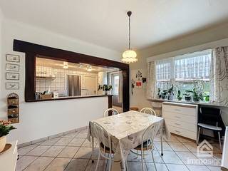 PLUSPUNTEN:<br />+ perceeloppervlakte: 765 m²<br />+ bewoonbare oppervlakte: 202 m² <br />+ 2 slaapkamers + extra polyvalente ruimte<br />+ renovatiekans met veel potentieel<br />+ rustige ligging<br />+ groene omgeving<br />+ hoevestijl<br />+ lot 4 van landmetersplan<br /><br />ALGEMEEN:<br />In de rustige en groene Lijsterstraat in Hamont-Achel vind je deze woning die uitblinkt in potentieel. Gelegen op een perceel van 765 m², vormt dit huis de ideale basis voor wie graag renoveert en een woning volledig naar eigen smaak wil omvormen. De landelijke omgeving zorgt voor een aangename woonbeleving, met veel rust en een gezellige dorpssfeer binnen handbereik.<br /><br />De woning beschikt vandaag over twee slaapkamers en een praktische indeling met leefruimte, keuken, badkamer, berging en een extra kamer op het gelijkvloers die perfect kan dienen als slaap- of hobbyruimte. De inpandige garage en bijkomende zolderruimte bieden extra opslag- en uitbreidingsmogelijkheden.<br /><br />Wat deze woning vooral bijzonder maakt, is het toekomstpotentieel: met de juiste renovatie creëer je hier een warme, persoonlijke thuis op een plek waar genieten van rust vanzelf gaat. Een mooie kans voor wie op zoek is naar een project met karakter, midden in het groen, maar toch dichtbij winkels, scholen en verbindingswegen.<br /><br />INDELING:<br />+0: inkomhal, woonkamer, eetkamer, keuken, berging, toilet, badkamer, garage, slaapkamer/extra eetkamer<br />+1: zolder, nachthal, 2 slaapkamers<br /><br />FINANCIERING:<br />Opgelet: voor woningen gelegen in België zijn enkel Belgische hypotheken mogelijk. Maak tijdig een afspraak zodat u zich op voorhand kan bevragen over de mogelijkheden.<br />Kandidaat-kopers die hun financiële plaatje al hebben voorbereid, wekken altijd meer vertrouwen.<br /><br />SUCCESVOL VERKOPEN?<br />Dankzij succesvolle transacties zijn wij steeds op zoek naar nieuw aanbod voor onze zoekende kandidaat-kopers en -huurders. Overweegt u te verkopen of te verhuren? Informeer vrijblijvend naar onze werkwijze.<br /><br />HOUD ME OP DE HOOGTE:<br />Niet gevonden wat u zocht? Schrijf u gratis in op onze website zodat u vrijblijvend op de hoogte wordt gebracht van nieuw aanbod: https://www.immosign-plus.be/nl/hou-me-op-de-hoogte/ .<br /><br />INFO & BEZOEK:<br />🔑 Een woning die je moet ervaren om volledig te waarderen.<br />Neem vandaag nog contact met ons op voor een bezichtiging en laat je betoveren door de charme van deze unieke eigendom. Contacteer ons op +32 89 87 03 67 of mail naar info@immosign-plus.be voor het maken van een vrijblijvende afspraak.