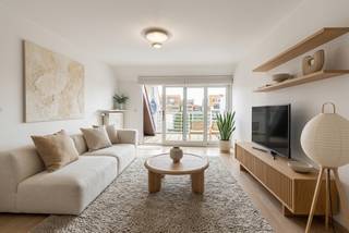 <strong>Knokke: Instapklaar triplex-appartement met 3 slaapkamers en zonnige terrassen vlakbij de Dumortierlaan - Knokke.</strong><br /><br />Op een uitstekende locatie, vlakbij het centrum van Knokke en op wandelafstand van winkels, restaurants en het strand, bevindt zich dit instapklare triplex-appartement met drie volwaardige slaapkamers en twee ruime terrassen. Een ideale opportuniteit voor wie op zoek is naar ruimte, comfort en een uitstekende ligging in Knokke.<br /><br /><strong>Indeling: </strong><br />Glv: Inkomhal met gastentoilet, lichtrijke leefruimte met toegang tot het terras, comfortabele eetruimte, keuken met aanpalend ruim zonnig zuid/west georiënteerd terras, berging.<br /><br />1ste verdiep: Volwaardige slaapkamer met ensuite badkamer voorzien van een ligbad, 2e kamer ingericht met enkelbed.<br /><br />2de verdiep: Volwaardige slaapkamer met ensuite douchekamer. <br /><br /><strong>Troeven: </strong>
<ul><li>Centrale ligging in het centrum van Knokke vlakbij de Dumortierlaan, Lippenslaan, Vanbunnenplein, op 300 m van het strand.</li><li>Op wandelafstand van winkels, horeca.</li><li>Lichtrijk appartement met veel mogelijkheden.</li><li>Mogelijkheid tot aankoop van een inpandige ruime autostaanplaats.</li></ul>
Meer info? Contacteer Ayita op 0496 13 43 12 of via ayita@eraservimo.be