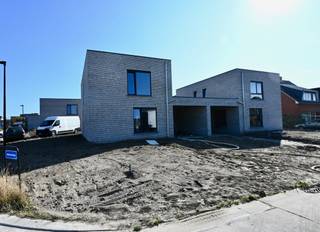 Nieuwbouwwoning HOB met 3 slaapkamers ! <br /><br />Indeling : inkomhal , apart toilet , keuken , ruime berging , woonkamer .<br />Verdiep : 3 slaapkamers , badkamer , apart toilet . <br /><br />Inpandige carport . <br /><br />Woning voorzien van vloerverwarming met warmtepomp , ventilatiesysteem , zonnepanelen , regenwaterrecuperatie . <br /><br />Plannen en lastenboek te downloaden op onze website . <br /><br />