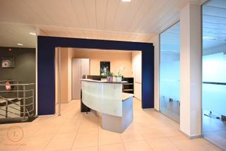 Dit voormalig bankkantoor is gelegen op een belangrijke invalsweg van Menen richting Moeskroen.Naast de zeer commerciële ligging en parking aan de...