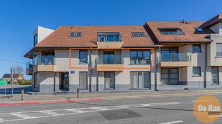 <p><strong>EERSTE BEZOEKDAG ZAT. 14/03 VAN 9U TOT 12u (enkel op afspraak!).</strong><br /><strong>ERWETEGEM – Energiezuinig, instapklaar 2-slaapkamerappartement met 2 terrassen.</strong></p>
<p>Instapklaar appartement gelegen in een kleinschalige residentie in het landelijke Erwetegem. Het complex is voorzien van een landelijk/moderne architectuur en is uitgerust met een lift. Op wandel- en fietsafstand van het openbaar vervoer, scholen, centrum Zottegem en in directe nabijheid van alle invalswegen.<br /><br />Het appartement werd voorzien van een riante inkomhal met vestiarie en apart gastentoilet, lichtrijke woonkamer met open keuken (volledig geïnstalleerd), praktische wasplaats/berging, twee slaapkamers waarvan één als dressing ingericht, badkamer met alle comfort en twee privatieve terrassen. Optioneel mogelijkheid tot aankoop van ondergrondse staanplaats met afgesloten kelderberging.</p>
<p>Gelet op het recent bouwjaar en verkoop van de eerste eigenaar, werd het appartement steeds goed onderhouden en voorzien van een duurzaam wooncomfort met gebruik van hoogwaardige materialen. Elke ruimte werd geoptimaliseerd door gebruik te maken van ingemaakte kasten, wat extra opbergruimte creeërt in het appartement. Elektrische installatie conform, gunstig EPC, geen asbest, volledig geschilderd,…. Kortom, verhuizen en wonen!</p>
<p>info en bezoek: 053/60.65.60.<br />De vermelde prijs is een richtprijs. Na ontvangst van de biedingen zal de verkoper beslissen of hij/zij de eigendom verkoopt aan het beste bod. De richtprijs is aldus niet bindend voor de verkoper. Voor meer info kunt u ons contacteren of het reglement raadplegen op onze website.</p>
<p> </p>