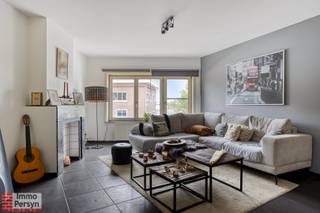 In het bruisende hart van Aarschot, op wandelafstand van het station, winkels, horeca en andere voorzieningen, vinden we dit kleinschalige gebouw met twee afzonderlijke, instapklare appartementen – een unieke kans voor investeerders.<br /><br /><strong><u>INDELING:</u></strong><br /><br /><strong>Appartement op de 1<sup>ste</sup> verdieping:</strong> hal, leefruimte, geïnstalleerde keuken, wasplaats, 2 slaapkamers, badkamer met douche.<br /><br /><strong>Duplex op de 2<sup>de</sup> verdieping:</strong> hal, leefruimte, geïnstalleerde keuken, berging, toilet, badkamer met ligbad.<br /><strong> op de 3<sup>de</sup> verdieping:</strong> mezzanine, 2 slaapkamers.<br /><br /><br />