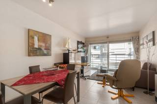 <p>Te koop: verzorgd appartement in het centrum van Westende, op korte afstand van winkels en het strand.</p>
<p> </p>
<p>In het hartje van Westende-bad bevindt zich dit comfortabel, instapklaar 1-slaapkamerappartement. Dankzij de centrale ligging vlakbij de vernieuwde zeedijk van Westende-bad en de prachtige duinen is dit dé gedroomde vakantiebestemming.</p>
<p> </p>
<p>Dit appartement, gebouwd in 2004, biedt een praktische indeling en een centrale ligging. Ideaal voor wie comfortabel wil wonen met alle voorzieningen binnen handbereik. De woning beschikt over een gezellige woonkamer, een functionele keuken en 2 terrassen, waarvan 1 zongericht. Dankzij de aanwezigheid van een kelder en berging is er voldoende opbergruimte voor allerhande spullen, van huishoudtoestellen tot strandgerief. Bovendien is er de optie tot de aankoop van een extra parkeerplaats, wat in het centrum een echte troef is..</p>
<p>Dankzij de aanwezigheid van een volwaardige slaapkamer en een zetelbed in de living, is dit hét perfecte appartement voor zowel hoofdverblijf als tweedeverblijf. Ook investeerders vinden hier hun gading.</p>
<p> </p>
<p> </p>
<p> </p>
<p>Belangrijkste ruimtes:</p>
<p>• Woonkamer met aangename lichtinval + zetelbed</p>
<p>• Functionele keuken</p>
<p>• 1 slaapkamer</p>
<p>• Badkamer met douche</p>
<p>• Berging</p>
<p>• Kelder</p>
<p>• 2 terrassen</p>
<p>• Optie tot aankoop staanplaats in de residentie</p>
<p> </p>
<p>Troeven:</p>
<p>• Centrale ligging in het hart van Westende</p>
<p>• Optie tot aankoop parkeerplaats in de residentie</p>
<p>• Extra opbergruimte dankzij kelder en berging</p>
<p> </p>
<p>Neem vandaag nog contact op met je ERA-makelaar voor een bezoek.</p>
<p> </p>
<p>JOUW DROOMAPPARTEMENT. ZO GEVONDEN!</p>