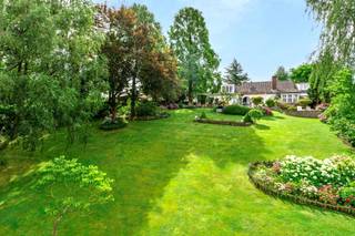 Authentiek charmant LANDHUIS, UNIEK gelegen genietend van een WAANZINNIG UITZICHT! Prachtig aangelegde TUIN, perfect onderhouden charmant landhuis, op 7200m2. Mooie inrijpoort, aangelegde oprit, prachtige binnentuin, TERRASSEN genietend van een waanzinnig uitzicht, prachtige tuin met siervijver en naturelle vijver, UNIEKE BLOEMSOORTEN en PRACHTIGE BOMEN. Indeling woning: inkom, gezellige grote leefruimte met mezzanine (bureau), geïnstalleerde keuken, ORANGERIE met prachtig zicht, 4 slaapkamers, badkamer, zolderruimte.