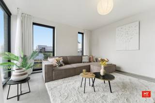 <strong>Appartement met 2 slaapkamers en Zuidgericht terras </strong><br /><br /><br />In het hart van de landelijke heksenparochie Beselare en op wandelafstand van alle voorzieningen vinden we deze eigendom. Het bevindt zich in een kleinschalige residentie, genaamd Mocassin en dit op het tweede verdiep (bereikbaar via de trap/lift). In onderstaande vind je de indeling alsook enkele interessante weetjes.<br /><br /><strong>Indeling van het appartement </strong><br />▪︎ Inkomhal met gastentoilet, lichtrijke woon- en eetkamer met open keuken. Bij de keuken is er nog een berging en Zuidgericht terras. <br />▪︎ Op het verdiep zijn er twee slaapkamers, apart toilet, badkamer met ligbad, douche en wasmeubel. <br /><br /><strong>Kenmerken </strong><br />▪︎ Zuidgericht terras <br />▪︎ Kelderberging inbegrepen<br />▪︎ Gunsttarief van 6% BTW onder voorwaarden (verschil van +/- 35.000 euro bij aankoop voor 30/06/2025)<br /><br />Er is ook nog een mogelijkheid tot het bijkopen van een carport. <br /><br />EPC 33037-G-OMV_2018035927/EP13942/A001/D01/SD011 met energielabel A (E36 of 72 kWh/(m² jaar) opgemaakt op 23/08/2021 en geldig tot 23/08/2031.<br /><br /><br />Meer informatie of een vrijblijvend bezoek?<br />Bel Eden 0470 43 78 21 of mail info@minthus.be