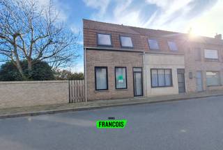 Binnen de ring van Poperinge, op fietsafstand van grootwarenhuizen, scholen en andere voorzieningen, bevindt zich deze halfopen bebouwing. De...