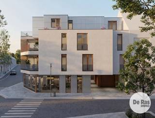 <p><strong>AALST – Nieuwbouwproject Residentie De Gentpoort in het centrum van Aalst</strong><br /><br />In het centrum van Aalst wordt Residentie De Gentpoort gerealiseerd, een hedendaags nieuwbouwproject met 7 appartementen en 2 handelsruimtes. Dankzij de centrale ligging bevinden winkels, horecazaken, diensten en openbaar vervoer zich op wandelafstand.<br /><br />De appartementen beschikken elk over 2 slaapkamers, 1 of 2 badkamers en 1 of 2 terrassen met een gunstige oriëntatie. Ook voor ondernemers biedt dit project interessante mogelijkheden. Eén handelsruimte beschikt over een private tuin, terwijl de andere uitgeeft op het levendige Vredeplein.<br /><br />Op het vlak van comfort en energiezuinigheid zet Residentie De Gentpoort sterk in op moderne technieken. De innovatieve ICF-bouwmethode zorgt voor een goede isolatie, luchtdichtheid en akoestisch comfort. Daarnaast worden de appartementen uitgerust met een geothermische warmtepomp, vloerverwarming met passieve koeling, ventilatiesysteem D, driedubbele beglazing en zonnepanelen.<br /><br />Ook aan praktisch comfort is gedacht. De ondergrondse parkeerkelder beschikt over 7 autostaanplaatsen en 7 private bergingen en is toegankelijk via een autolift. Verder zijn er ondergrondse en bovengrondse fietsenstallingen voorzien. Een lift, videofoon en smartlocks zorgen voor extra gebruiksgemak.<br /><br />De appartementen worden aangeboden volgens het sleutel-op-de-deurprincipe, waarbij u nog keuzes kunt maken voor onder meer de vloeren, keuken en het sanitair. De handelsruimtes worden casco opgeleverd, zodat u deze naar eigen wens en volgens de noden van uw activiteit kunt inrichten.<br /><br />Residentie De Gentpoort combineert hedendaagse architectuur, energiezuinig wooncomfort en een centrale ligging. Zowel voor eigen bewoning als voor een investering of commerciële activiteit biedt dit project interessante mogelijkheden.<br /><br />Aankoop onder gesplitst stelsel:<br />Grondwaarde: €82.771,88 (12% registratierechten)<br />Constructiewaarde: €248.315,63 (21% btw)<br />Totaal incl. btw, excl. kosten en excl. notariskosten: €393.166,41<br /><br />Contacteer ons voor meer informatie over de beschikbare appartementen en handelsruimtes via 053/60.65.60.</p>