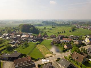 Op een prachtige landelijke locatie in Gooik (Oetingen) bevindt zich dit unieke perceel bouwgrond geschikt voor een open bebouwing met een oppervlakte van 07a55ca (LOT B).
Landelijke ligging nabij school, invalswegen, openbaar vervoer etc. (woongebied met landelijk karakter). Verkavelingsakte, opmetingsplan etc. verkrijgbaar op aanvraag via mail: stephanie@immodelestre.be of via onze website, www.immodelestre.be
(Een perceel bouwgrond aan de Lenniksestraat, bestemd voor open
bebouwing, met een benaderende oppervlakte volgens voormeld
verkavelingsplan zeven aren vijfenzeventig centiaren (7a. 75ca.) en volgens
proces-verbaal van opmeting van 10 september 2015 van zeven aren
vijfenvijftig centiare (07a. 55ca).
- volgens kadastraal uittreksel van 09/10/2015:
Gooik, 4de afdeling Oetingen, sectie B, deel van nummers 544/D en 548/L.
- gereserveerde perceelsidentificatie:
23058 B 550 B P0000)