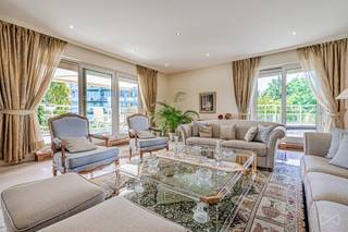 <pre><span>Information & visits: 02/315 78 32
Ixelles - We Invest offers you this superb 3-front Penthouse of 250m2, 4 bedrooms, 3 bathrooms, 2 living rooms, 1 huge terrace surrounding the entire apartment of more than 100m2, sunny from sunrise to sunset! And its 2 garage boxes with optional cellar (2 x 50,000eur). Air conditioning in the 4 bedrooms and the 2 living rooms. Ideally located at the end of the Clos d'Italie, you will enjoy the calm of your superb outdoor spaces while being close to everything: Boondael station, Bois de la Cambre, Hippodrome de Boitsfort, the ULB, the very nice district of the cemetery of 'Ixelles, etc. in short, a perfect geographical location! Very well managed condominium, solar panels, PEB E+, individual boiler from 2020,... To visit without delay!</span></pre>