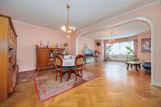 <p><span>In de Generaal Eisenhowerlei te Borgerhout, in een prachtig</span><span> art deco gebouw</span><span>, vinden we dit ruime</span><span> 3 slaapkamer appartement van ca 138 m²</span><span> (cfr EPC).</span></p><p><span> </span></p><p><span>Vlakbij het </span><span>Krugerplein </span><span>en </span><span>het Laar, </span><span>en op wandelafstand van de </span><span>Kerkstraat </span><span>waar tal van leuke bars en restaurants zijn.</span></p><p><span> </span></p><p><span>De originele visgraatparket, de enorm ruime leefruimte met hoge plafonds, en de karaktervolle inkomhal maken van dit appartement een unieke kans.</span></p><p><span> </span></p><p><span>Dankzij de uitstekende ligging bevinden het centraal station van Antwerpen en belangrijke invalswegen zich vlakbij, net als winkels, openbaar vervoer en andere voorzieningen.</span></p><p><span> </span></p><p><span>Indeling</span></p><p><span> </span></p><p><span>Het appartement bevindt zich op de eerste verdieping.</span></p><p><span>We komen binnen in de privatieve inkomhal en betreden vooraan de ruime woonkamer op massieve visgraatparkevloer. Enorm veel licht en hoge plafonds maken dat je een enorm ruimtelijk gevoeld krijgt.</span></p><p><span>De gesloten keuken bevindt zich achter de leefruimte, en is standaard ingericht.</span></p><p><span>In totaal zijn er 3 ruime slaapkamers.</span></p><p><span>De badkamer is eveneens standaard ingericht.</span></p><p><span> </span></p><p><span>Dit is een </span><span>uniek appartement van ca 138 m²</span><span> met </span><span>3 slaapkamers</span><span>, waar je mits een opfrissing een pareltje van kan maken.</span></p><p><span> </span></p><p><span>Troeven</span></p><p><span> </span></p><p><span>- originele parketvloer</span></p><p><span>- topligging</span></p><p><span>- art deco stijl</span></p><p><span>- 3 ruime slaapkamers</span></p><p><span> </span></p><p><span>Ben jij geïnteresseerd in dit appartement te koop in Borgerhout, ben je op zoek naar ander vastgoed, een investering of wens je de waarde van jouw eigendom te kennen? Dan ben je bij BOLT Immo aan het juiste adres! Wij helpen jou graag verder.</span></p><p><span> </span></p><p><span> </span></p><p><span> </span></p>