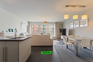 Welkom in residentie Virgo, waar je op de 4de verdieping dit prachtig ingericht 2-slaapkamerappartement ontdekt – volledig instapklaar én met zijdelings zicht op zee!<br /><br />Van zodra je binnenstapt, voel je de frisse vibes; een ruime, lichtrijke woonkamer met grote raampartijen, een open keuken met alle toestellen, en niet één, maar twee zonnige terrassen – perfect om te relaxen na een strandwandeling of met een goed glas in de hand. <br /><br />De twee slaapkamers bevinden zich aan de rustige achterzijde, waarvan één met eigen terras. De moderne badkamer is voorzien van een douche, en er is een apart toilet én een handige berging. Alles is piekfijn in orde, net als het gebouw zelf!<br /><br />-Energiezuinig met een top EPC van slechts 79 kWh/m² (label A!) <br /><br />-Wordt volledig gemeubeld verkocht – gewoon koffers pakken & intrekken! <br /><br />-Tramhalte om de hoek, het strand op een paar meter... wat wil je nog meer?<br /><br />Of je nu zoekt naar een vaste stek, vakantieverblijf of slimme investering aan zee: dit pareltje in Raversijde heeft het allemaal.<br /><br />First come, first served! Boek snel je bezoek – dit is er eentje om niet te missen! <br /><br />