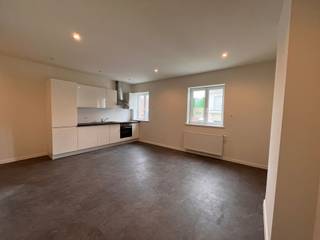 Dit moderne, gerenoveerde appartement met 1 slaapkamer geniet een centrale ligging in de badstad van Blankenberge. Zo bevindt het appartement zich...