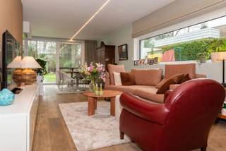 Deze prachtige, hedendaagse woning werd gebouwd in 2015 en combineert moderne architectuur, hoogwaardig comfort en uitstekende energieprestaties (EPC label A).<br />De woning kenmerkt zich door haar strakke vormgeving, kwalitatieve afwerking en aangename lichtinval. <br /><br />Bij het betreden van de woning komt u in een inkomhal die toegang geeft tot de lichtrijke leefruimte met een moderne, open uitstraling en open keuken. De woning werd zeer smaakvol en tijdloos afgewerkt met duurzame materialen.<br /><br />Op het gelijkvloers bevindt zich bovendien een gastentoilet, een berging en een extra ruimte die perfect kan dienen als bureau, hobbyruimte of vierde slaapkamer.<br />Op de verdieping bevinden zich de nachthall, een tweede toilet, drie volwaardige slaapkamers en een stijlvolle badkamer (uitgerust met zowel een ligbad als een aparte douche).<br /><br />Dankzij de vloerverwarming in combinatie met een energiezuinig geothermisch systeem geniet u van een aangenaam binnenklimaat en bijzonder lage energiekosten. Dit resulteert in een uitstekend EPC label A.<br /><br />Ideaal dus voor wie op zoek is naar een moderne, energiezuinige en comfortabele gezinswoning met een hedendaagse uitstraling.