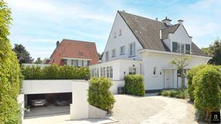 Charmante koppelvilla ideaal gelegen in een rustig paadje in het Zoute, nabij het commerciële centrum, het strand en de zee. Indeling: inkomhal met gastentoilet en vestiaire. Ruime lichtrijke woon- en eetkamer met gashaard en toegang tot het zonnig terras en de tuin. Ingerichte keuken met ontbijthoek. 1ste verdieping: slaapkamer met ingemaakte kasten. Tweede ruime slaapkamer met ingemaakte kasten. Badkamer (dubbele lavabo - douche en toilet). Bureau/dressing. Op de 2de verdieping: 3de slaapkamer. Badkamer (dubbele lavabo - douche en toilet). Kelder: wasplaats, berging en garage. Meerdere parkeerplaatsen buiten. De woning is voorzien van verschillende terrassen waar u de hele dag van de zon kan genieten en de rust van de omgeving.