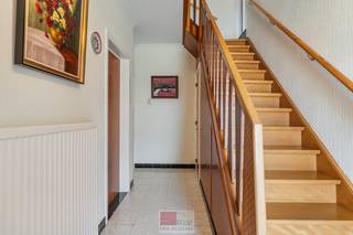 Leuke te renoveren woning met een bewoonbare oppervlakte van ca. 172 m², gelegen op een perceel van 485 m². De woning beschikt momenteel over drie slaapkamers, maar biedt de mogelijkheid om uit te breiden naar maar liefst vijf slaapkamers, waardoor ze heel wat potentieel biedt voor grotere gezinnen of wie extra ruimte wenst. De aangename achtertuin geniet van een gunstige zuidoostoriëntatie, ideaal om de hele dag van de zon te genieten. Verder beschikt de woning over twee inpandige garages, waarvan één uitzonderlijk ruim is en plaats biedt aan twee tot drie wagens. Aan de achterzijde werd de woning reeds voorzien van onderhoudsvriendelijke kunststof (PVC) ramen.<br /><br />De woning is gelegen in een rustige en groene omgeving waar u dagelijks geniet van de charme van het Haspengouwse landschap. Uitgestrekte velden, landelijke wegen en talrijke wandel- en fietsroutes maken dit de ideale locatie voor liefhebbers van natuur en rust. Tegelijkertijd bevinden winkels, scholen, horeca en andere dagelijkse voorzieningen zich op korte afstand. Dankzij de vlotte verbindingen bereikt u in een mum van tijd Tongeren, Bilzen en Maastricht. Hier woont u in alle sereniteit, zonder in te boeten op comfort en bereikbaarheid.<br /><br />Bezichtig deze woning ook digitaal en 'loop' zelf door de woning. Kijk daarvoor op onze website of via: my.matterport.com/show/?m=XfQqEynirz6<br /><br />INDELING<br /><br />Gelijkvloers:<br /><br />- Inkom met toegang tot het 1ste verdiep via houten trap;<br />- Ruime eetkamer die naadloos aansluit op de leefruimte en geniet van een aangenaam zicht op zowel de voor- als de achtertuin;<br />- Keuken voorzien van 4-pit inductievuur (Siemens), RVS spoelbak, Novy oven en een koelkast (kleiner formaat);<br />- De veranda met uitzicht op de tuin zorgt voor optimaal gebruik van het zicht op de tuin in de minder zonnige dagen ;<br />- Berging met afgietbak en CV ketel (Buderus op stookolie) en trap naar (slaap)kamer 5;<br />- Garage 1 met bergruimte voor 1 wagen;<br />- Garage 2 nog gedeeltelijk af te werken, plaats voor meerdere wagens.<br /><br />1e verdieping: <br /><br />- Badkamer met ligbad aan de voorzijde van de woning met wastafel en spiegel;<br />- Slaapkamer 1 met een onderhoudsvriendelijke linoleumvloer;<br />- Slaapkamer 2 en 3 aan de achterzijde;<br />- Slaapkamer 4 en 5 dienen nog afgewerkt te worden om volwaardig gebruikt te kunnen worden als slaapkamer of een hobbykamer.<br /><br />Kelder:<br /><br />- Gedeeltelijk betegeld kelder met stookolietank.<br /> <br />Tuin:<br /><br />- Gunstig Zuidoost georienteerde achtertuin;<br />- Kersenboom met lekkere kersen inbegrepen;<br />- Momenteel wordt de achtertuin gebruikt als pompoenveld, dit kan eenvoudig herbestemd worden naar gazon of mogelijks een andere leuke hobby. <br /><br />Extra troeven:<br /><br />- Hoge plafonds geven een zeer ruimtelijk gevoel;<br />- De gunstig georiënteerde en diepe tuin draagt bij aan een aangename en comfortabele buitenbeleving.<br /><br />Energieprestatie en binnenklimaat (EPB-EPC)<br />Certificaat beschikbaar: ja<br />EPC certificaatnummer: 20260702-0003909125-RES-1<br />Berekende energiescore : (kWh/m²): 510 kWh/m² jaar - F LABEL (renovatieplichtig)<br />Het certificaat is geldig tot en met: 02/07/2036<br />Electrische installatie: ja - NIET CONFORM<br /><br />Dit pand is onderworpen aan de renovatieverplichting van de Vlaamse overheid voor residentiële gebouwen (behoudens bij sloop binnen 6 jaar na de aankoop). Consulteer voor meer informatie de website van het Vlaams Energie- en Klimaatagentschap via https://www.vlaanderen.be/een-huis-of-appartement-kopen/renovatieverplichting-voor-residentiele-gebouwen<br /><br />Informatie stedenbouwkundige voorschriften:<br />Stedenbouwkundige vergunning: in aanvraag<br />Meest recente bestemming: zone voor renovatie (ZR)<br />Dagvaarding uitgebracht: in aanvraag<br />VOORKOOPRECHT OP DIT GOED: neen <br />VERKAVELINGSVERGUNNING: niet van toepassing<br />WATERGEVOELIG OPENRUIMTEGEBIED: neen<br />Maatregelenregister: in aanvraag <br /><br />Overstromingsgevoelige gebieden: <br />Perceelscore of P-score : A<br />Gebouwenscore of G-score: A<br />Ligging in Signaalgebied: neen <br />Ligging in afgebakende oeverzone of afgebakend overstromingsgebied: neen <br /><br />A:geen overstroming gemodelleerd B: kleine kans op overstromingen onder klimaatverandering C: kleine kans op overstromingen D: middelgrote kans op overstromingen<br /><br />Beschermd erfgoed<br />GEINVENTARISEERD ERFGOED: neen<br />BESCHERMD ONROEREND ERFGOED: neen