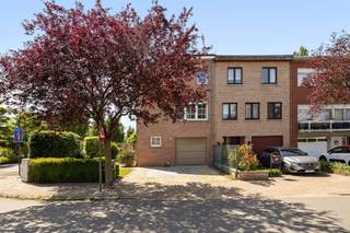 <p><span>Instapklare half open bebouwing bevindt zich  op toplocatie in Aartselaar</span></p><p><span> </span></p><p><span>Deze lichtrijke en energiezuinige woning ligt in een rustige fietsstraat, op wandel afstand van het centrum van Aartselaar. Dankzij de hoekligging geniet je de hele dag door van een aangename natuurlijke lichtinval. Bovendien biedt de woning een uitstekende bereikbaarheid naar Antwerpen, Brussel, Mechelen en Gent via de E19 en A12.</span></p><p><span> </span></p><p><span>Indeling van deze lichtrijke woning</span></p><p><span> </span></p><p><span>Gelijkvloers</span></p><ul><li><span>Ruime inkomhal met gastentoilet </span></li><li><span>Garage met elektrische poort en oprit voor meerdere auto’s </span></li><li><span>Veelzijdige polyvalente ruimte met gezellige gashaard, momenteel ingericht als logeerkamer met bureau en zithoek </span></li></ul><p><span>Eerste verdieping</span></p><ul><li><span>Ruime, lichtrijke leefruimte in L-vorm met lichtkoepel </span></li><li><span>Open keuken aansluitend op de woonkamer </span></li></ul><p><span>Tweede verdieping</span></p><ul><li><span>Twee ruime slaapkamers </span></li><li><span>Moderne badkamer, vernieuwd in 2013 </span></li></ul><p><span>Buitenruimte</span></p><ul><li><span>Zonnige tuin met twee terrassen waar je op elk moment van de dag van de zon kunt genieten </span></li><li><span>Ruim tuinhuis met elektriciteitsaansluiting </span></li><li><span>Oprit met plaats voor twee wagens, aangevuld met een garage </span></li></ul><p><span>Energie &amp; comfort &amp; elktricteit</span></p><ul><li><span>Asbestveilig </span></li><li><span>Gunstig EPC-label B (149 kWh/m²/jaar) </span></li><li><span>16 zonnepanelen met groenestroomcertificaten (opbrengst ca. € 1.050 per jaar) </span></li><li><span>Alle 18 ramen voorzien van zonwering (screens of rolluiken), geplaatst in 2024 </span></li><li><span>Recente condensatieketel (2023) </span></li><li><span>PVC-ramen met hoogrendementsglas </span></li><li><span>Elektriciteit conform </span></li></ul><p><span>Extra troeven</span></p><p><span>Deze woning biedt bovendien interessante uitbreidingsmogelijkheden. Zo is er potentieel voor het creëren van extra slaapkamers of voor de inrichting als kangoeroewoning of voor een bedrijfsruimte. , ideaal voor grotere gezinnen of zorgwonen.</span></p><p><span>Een ruime, perfect onderhouden woning met veel licht, een zonnige tuin en een uitstekende ligging: de ideale thuis voor wie comfortabel en energiezuinig wil wonen in het hart van Aartselaar.</span></p><p><span> </span></p>