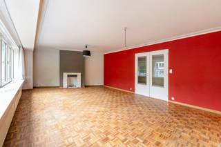 <p><span>Dit ruim appartement is gelegen op de 1ste verdieping van een goed onderhouden gebouw, gelegen tussen het Rivierenhof en het Boelaerpark. </span></p><p><span> </span></p><p><span>U betreedt het appartement via de inkomhal met ingemaakte vestiairekast. Links ligt de ruime leefruimte met aansluitend de keuken. </span></p><p><span>Verder beschikt het appartement over 2 ruime slaapkamers (17m² en 21m²), een badkamer, 2 bergingen en een apart gastentoilet. </span></p><p><span> </span></p><p><span>Tenslotte komt er bij het appartement nog een handige kelderberging. </span></p><p><span> </span></p><p><span>Extra troeven: </span></p><p><span>- Topligging: winkels, openbaar vervoer</span></p><p><span>- Veel lichtinval</span></p><p><span>- Ruim appartement met grote kamers</span></p>