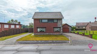 <p>Bij ImmoFusion 7/7 “open huis” : klik op onze 3D-TOUR. Ervaar vastgoed alsof je er zelf doorloopt!<br /><br />Dit stevige en goed onderhouden pand is gelegen in één van de mooiere buurten van Helchteren. Met maar liefst 191 m² bewoonbare oppervlakte op een perceel van bijna 11 are biedt deze woning alle ruimte voor een gezin. Wat deze locatie extra bijzonder maakt, is dat er in de omgeving vrijwel niet meer gebouwd kan worden. Op één bouwgrond na blijft het groene karakter van de buurt dus behouden, waardoor je hier geniet van rust, privacy en een prachtig uitzicht.<br /><br />Bij het betreden van de woning kom je terecht in de inkomhal, vanwaar je toegang hebt tot de bovenverdieping en de ruime leefruimte. Dankzij de grote raampartijen geniet deze ruimte van veel natuurlijke lichtinval. Aansluitend bevindt zich de keuken. Voor wie houdt van een open leefconcept, bestaat hier de mogelijkheid om de keuken open te maken naar de woonkamer.<br /><br />Verder is er op het gelijkvloers nog een extra ruimte die toegang biedt tot de badkamer, de tuin, een praktische berging en een apart toilet.<br /><br />Op de verdieping bevinden zich vier ruime slaapkamers, allemaal met een aangename lichtinval. Daarnaast is er via een luik toegang tot de zolder. De indeling van de woning is praktisch en gezinsvriendelijk.<br /><br />Buiten beschikt de woning over een vrijstaande garage met daarachter nog extra bergruimte. De ruime tuin wordt momenteel deels gebruikt als moestuin. De aanwezige planten worden bij verkoop verwijderd, waardoor de nieuwe eigenaar de tuin volledig naar eigen smaak kan inrichten. Achteraan bevindt zich bovendien nog een schuur die extra opslagmogelijkheden biedt.<br /><br />De woning is ideaal gelegen voor wie centraal wil wonen, dichtbij scholen, winkels en openbaar vervoer, maar tegelijk wil genieten van rust, groen en privacy. Een unieke kans in één van de meest gegeerde buurten van Helchteren.<br /><br />Maatregelen opgenomen in het Maatregelenregister: nee<br /><br />Pluspunten:<br />-Gelegen in een rustige en groene buurt<br />-191 m² bewoonbare oppervlakte<br />-4 ruime slaapkamers<br />-Gunstig EPC<br />-Vrijstaande garage met extra bergruimte<br />-Ruime tuin met veel privacy<br />-Nabij scholen, winkels en openbaar vervoer<br />-Stevige constructie met veel potentieel<br />-Beperkte toekomstige bebouwing <br />-Groene omgeving<br /><br />Voor een bezichtiging ter plaatse of meer info, bel ons op 078/78.78.70, of kom gewoon binnen op ons kantoor, steeds welkom!</p>