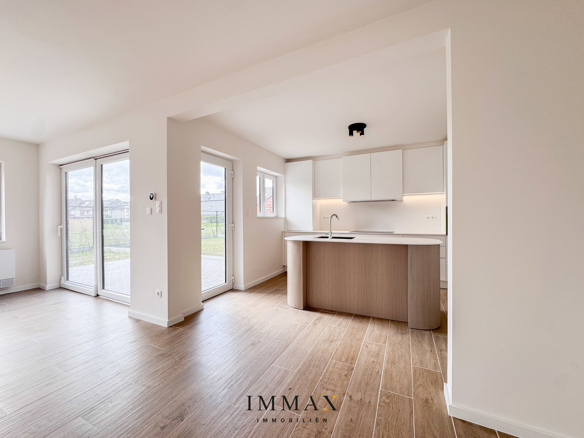Halfopen woning met 4 slaapkamers, zonnige tuin en garage - foto 3