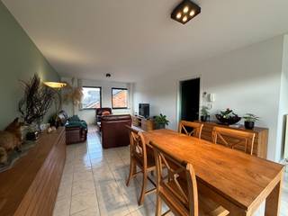 Instapklaar afgewerkt appartement gelegen op een goede locatie in Temse. Het appartement omvat: Keuken;Ruime living met veel lichtinval; 2...