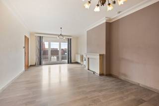 Met een bewoonbare oppervlakte van 100m² vinden we dit lichtrijk appartement met 2 slaapkamers terug. Gelegen in Harelbeke, met een topverbinding naar Kortrijk & de R8. <br /><br />De keuken is recent vernieuwd en met een fris laagje verf is het appartement helemaal instapklaar!<br /><br />Indeling:<br />- ruime inkomhal met gastentoilet<br />- lichtrijke leefruimte met toegang tot het terras<br />- vernieuwde keuken geëquipeerd met dubbele spoelbak, kookplaat, dampkap, oven, vaatwas, frigo en inbouwkasten<br />- 2 ruime slaapkamers<br />- badkamer uitgerust met douche en lavabo<br />- praktische berging<br />- terras<br /><br />De garagebox, staanplaats & kelderberging zijn inbegrepen in de prijs! <br /><br />Wenst u meer informatie of wenst u een bezoek ter plaatse? Contacteer Cléo ( 0472 18 39 96 - cleo.derekx@dewaele.com)<br /><br />Bestuursmaatregelen in het maatregelenregister: nee