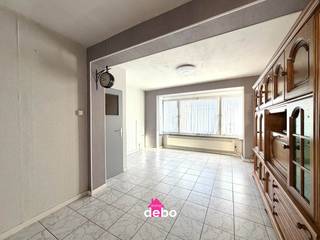 Gelegen op een goede en vlotte locatie in Oostende, bevindt zich deze charmante woning met ruime garage en veel mogelijkheden. <br /><br />Indeling:<br />Gelijkvloers: Een grote garage van 60 m² met sectionale poort – ideaal voor wagens, fietsen, hobby’s of extra opslag.<br />Eerste verdieping: Een lichtrijke leefruimte met aansluitend een recente, volledig uitgeruste keuken.<br />Tweede verdieping: Een zeer ruime badkamer met bad, douche en toilet, een grote slaapkamer en een extra kamer die perfect dienst kan doen als kinderkamer of berging.<br />Zolder: Bereikbaar via een vaste trap, met mogelijkheid om twee extra slaapkamers te creëren.<br /><br />Troeven:<br />EPC-label D<br />Zeer recente verwarmingsketel<br />Goede ligging nabij winkels, openbaar vervoer en invalswegen<br />Ruime garage van 60 m²<br />Veel uitbreidingsmogelijkheden op de zolderverdieping<br /><br />De woning is structureel in goede staat en vraagt enkel een lichte opfrissing om ze helemaal naar eigen smaak af te werken. Een mooie kans voor wie op zoek is naar een betaalbare woning met potentieel in een aantrekkelijke buurt van Oostende.