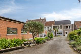 Ce bâtiment bénéficie d'un emplacement absolument visible dans le centre commercial animé d'Aalter. Vous êtes à quelques pas des restaurants, des boutiques et des transports en commun. Stratégiquement situé entre Gand et Bruges et à deux pas de l'E40, vous pouvez bénéficier d'une accessibilité sans faille pour les clients et les fournisseurs.<br /><br />Le rez-de-chaussée commercial représentatif (140 m²) accueille les clients dans un espace commercial lumineux. Ensuite, vous trouverez un bureau avec une cuisine entièrement équipée, une buanderie pratique et une chambre froide.<br />À l'arrière de la parcelle se trouve un impressionnant espace de travail séparé (230 m²). Cet ancien atelier de boucherie est équipé de manière extrêmement professionnelle avec une cuisine chaude et froide, des chambres froides et des congélateurs et de généreux espaces de rangement. Un véritable rêve pour le secteur de l'hôtellerie, de la restauration ou de la production !<br /><br />Le premier étage offre beaucoup d'espace. L'espace de vie spacieux et lumineux s'intègre parfaitement dans une véranda confortable. La maison dispose également de trois chambres complètes et d'une salle de bain complète avec baignoire, douche et meubles à double vasque.<br /><br />Cerise sur le gâteau, cette parcelle profonde offre l'opportunité unique de construire une deuxième ligne de construction. Une opportunité exceptionnelle pour ceux qui recherchent un espace de vie supplémentaire, une maison kangourou ou un projet d'investissement rentable.<br /><br /><br />Registre des mesures: non