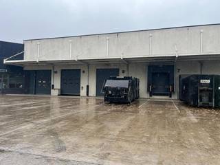 - Mechelen-Noord<br />- zichtlocatie langs E19<br />- magazijn 3.600m²<br />- mezzanine aanwezig<br />- 2 loskades<br />- 1 gelijkvloerse poort